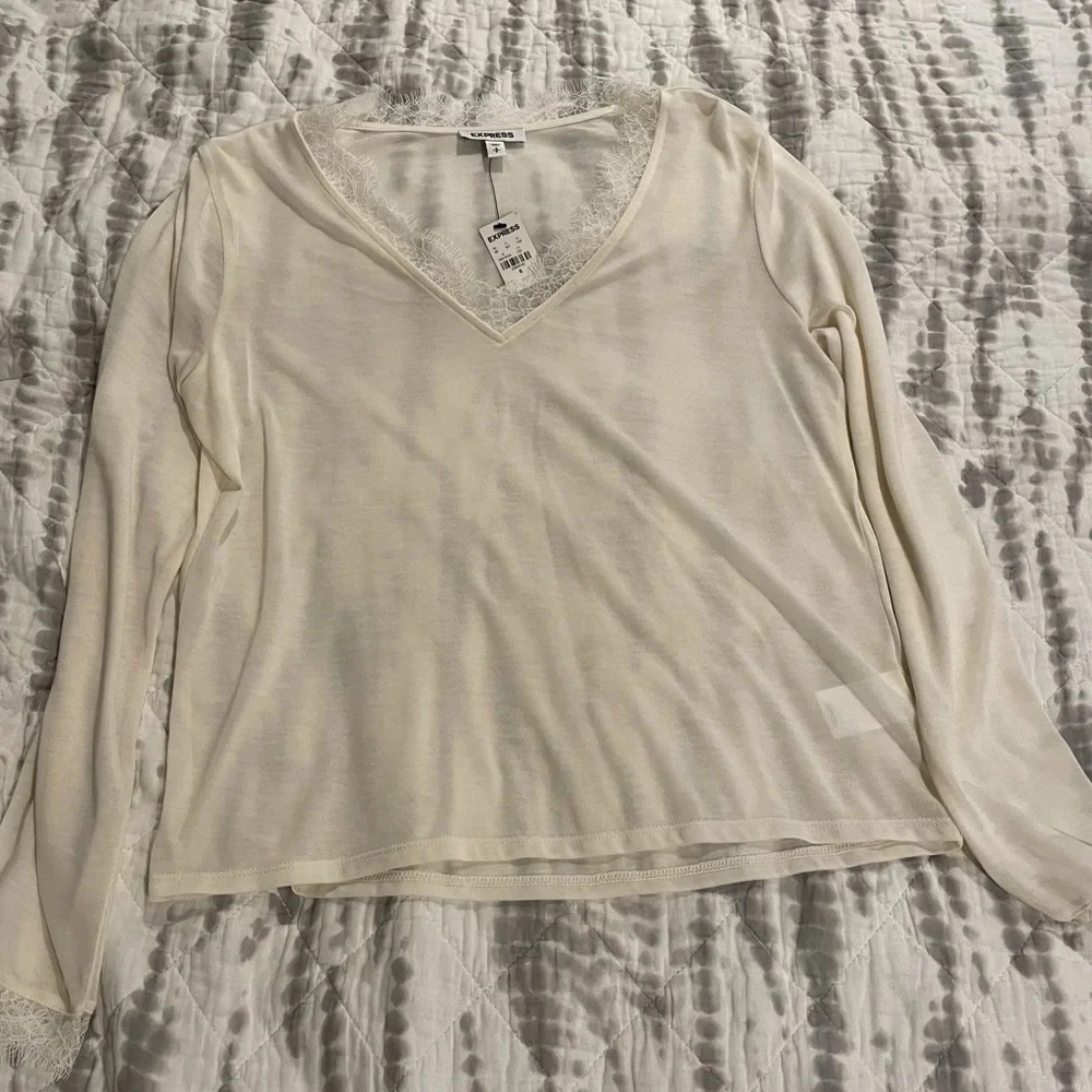 Express Relaxed Lace Pieced V-Neck Tee NWT S - Picture 9 of 11